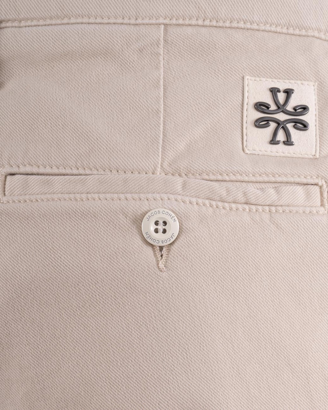 shop JACOB COHEN  Pantalone: Jacob Cohen pantaloni chino Bobby.
Pantaloni Bobby chino slim fit a vita bassa.
Tessuto diagonale di lyocell e cotone stretch tinto in capo tortora.
Salpa quadrata in pelle scamosciata grigio medio. 
Logo in metallo con finitura canna di fucile.
Bottone smaltato opaco con motivo circolare e logo 3D, finitura terra.
Patta interna ricamata con nome del pantalone e citazione del fondatore.
Composizione: 49% lyocell, 49% cotone, 2% elastan/spandex.
Made in Italy.. P0001 S4216-A81 number 9230094